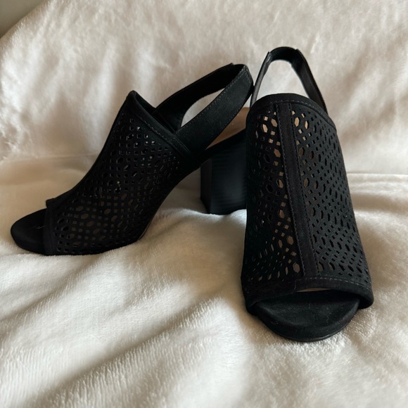 Black mesh designed heels with strap back - Picture 2 of 7